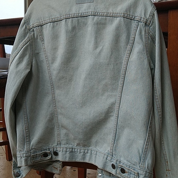 Light wash Levi's denim jacket - Picture 3 of 5
